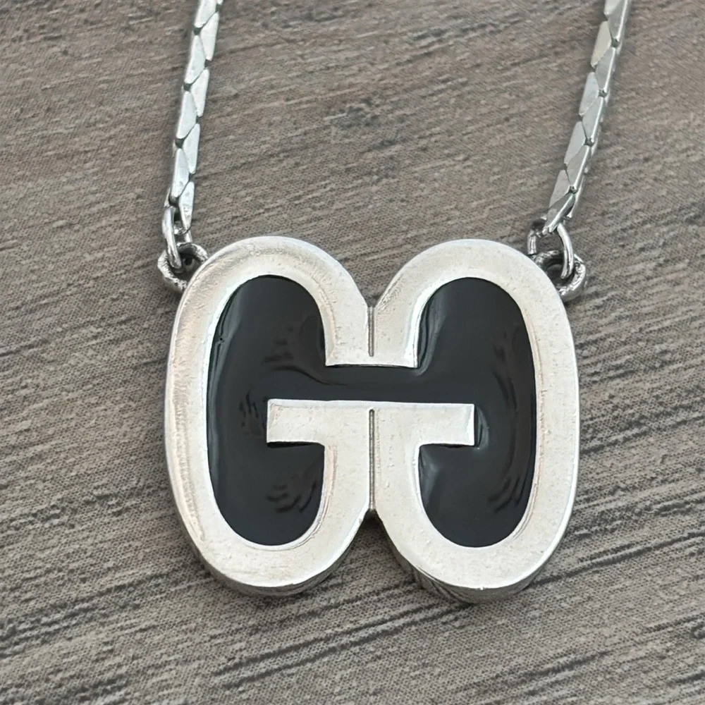 Givenchy necklace - Picture 4 of 7